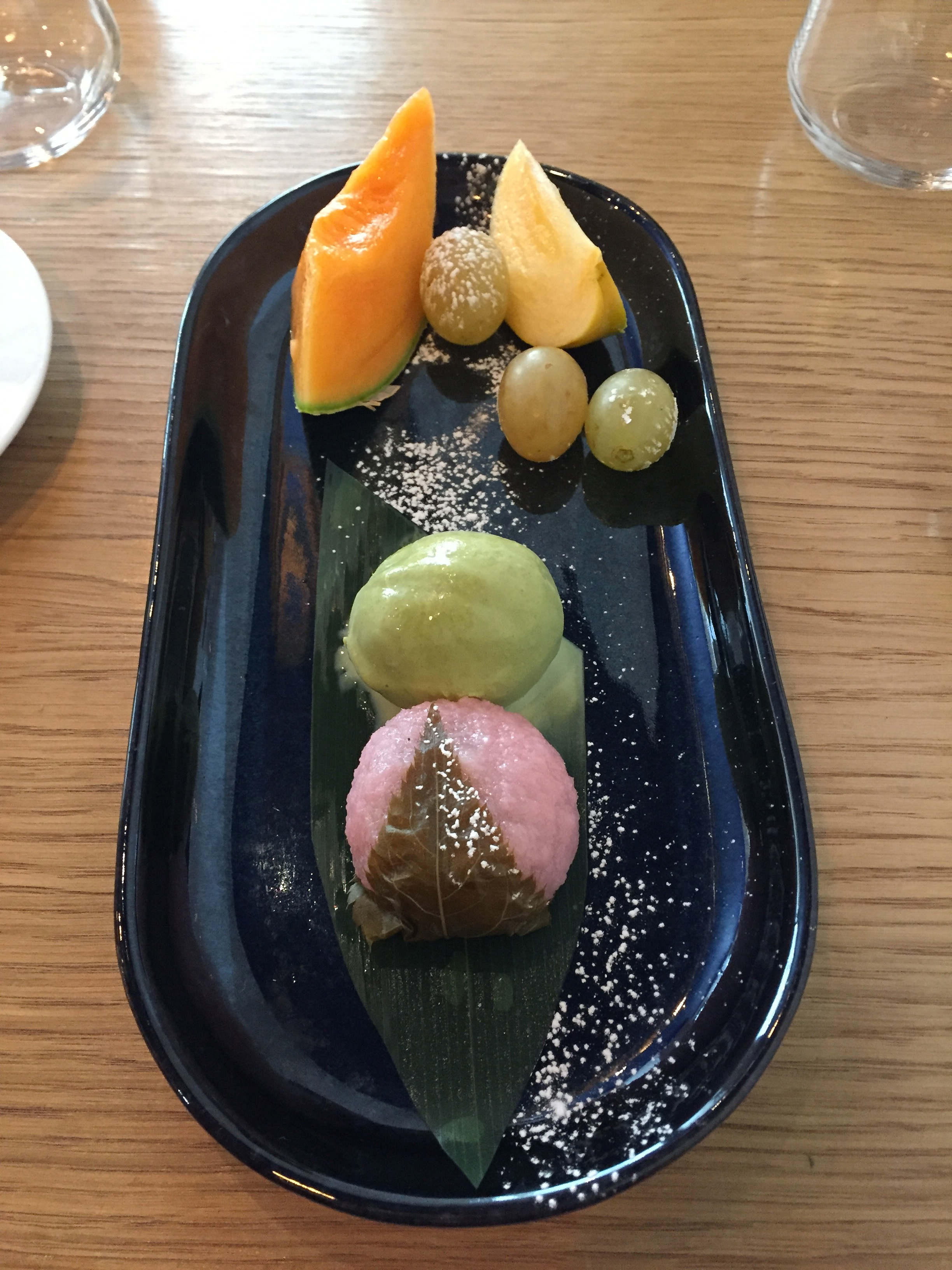 AO Izakaya ; japonais ; mochi cerise ; fleur de cerisier ; glace thé vert ; matcha