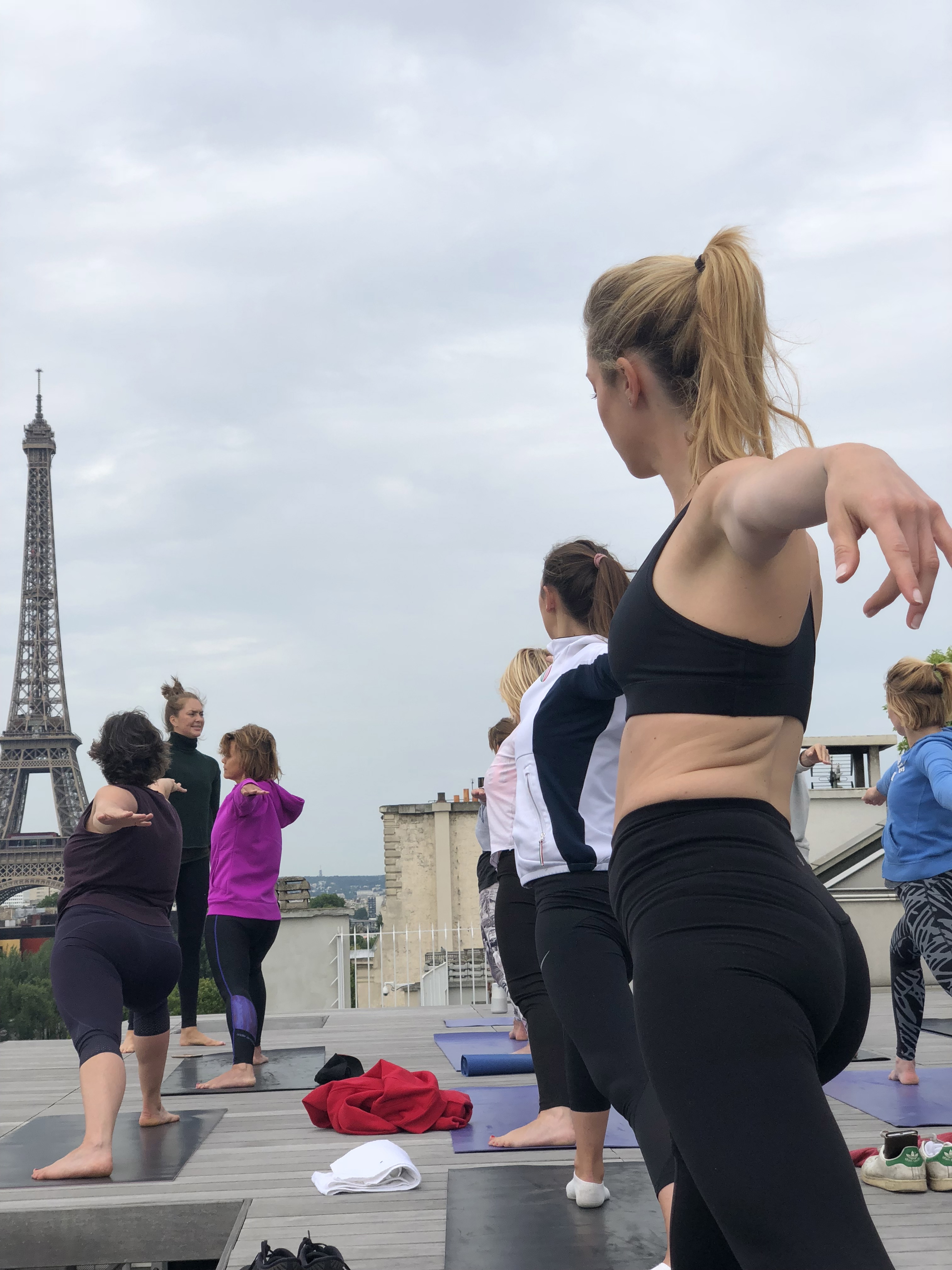 Yoga, rooftop, Yoga paris, paris 8, yoga rooftop, maison blanche, avenue montaigne