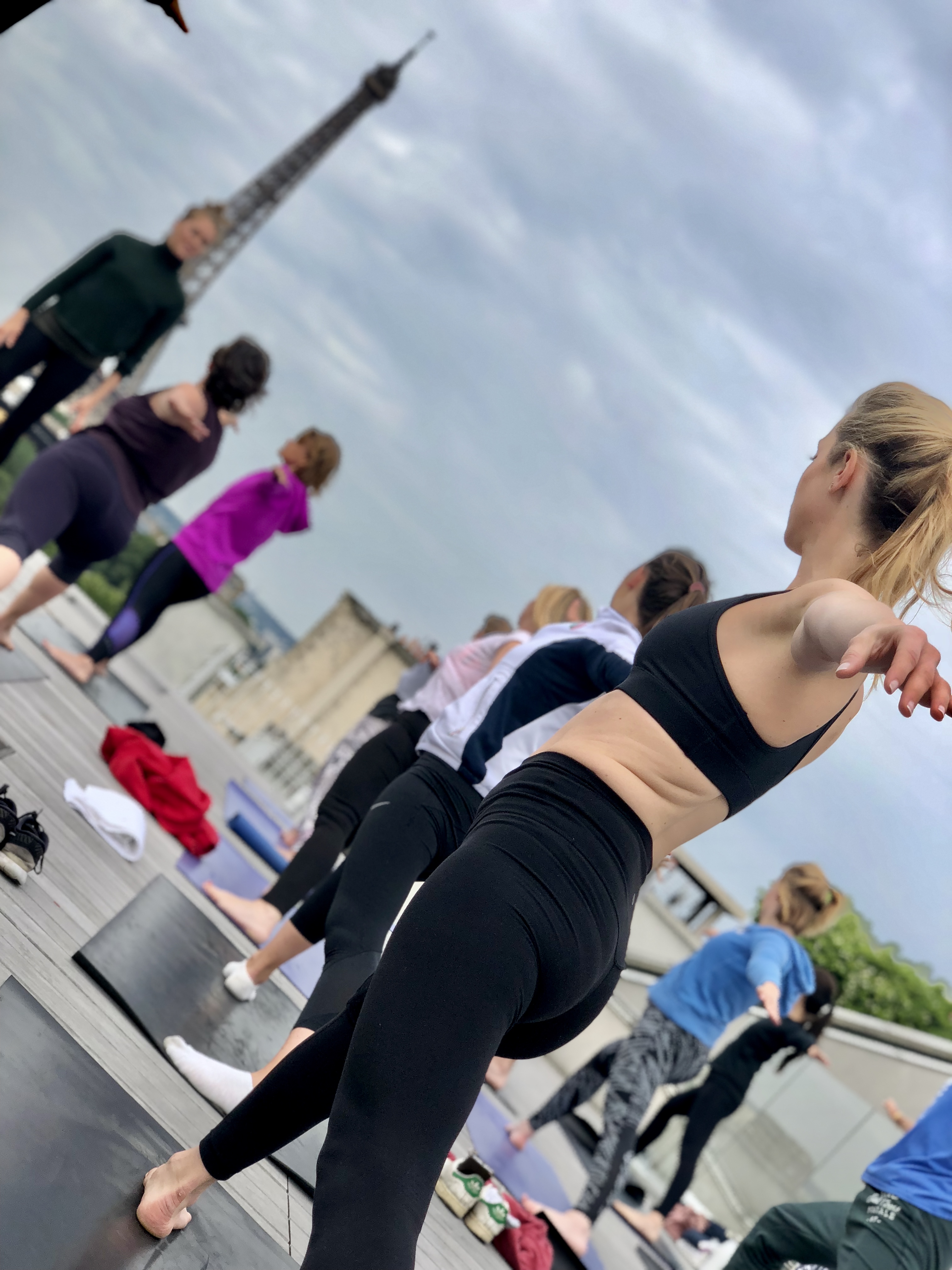 Yoga, rooftop, Yoga paris, paris 8, yoga rooftop, maison blanche, avenue montaigne