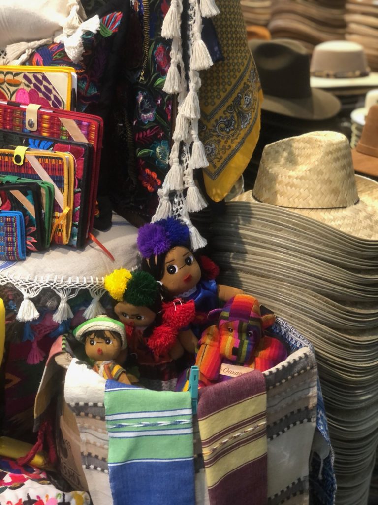 mercado benito juarez ; oaxaca ; oaxaca city ; tissu ; broderie