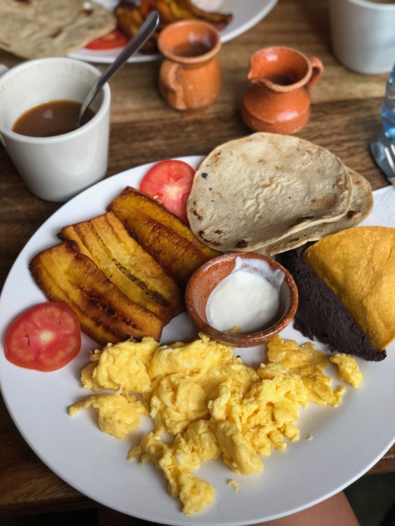antigua ; guatemala ; breakfast ; petit-déjeuner guatémaltèque 