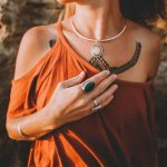 tatouage entre la poitrine signification