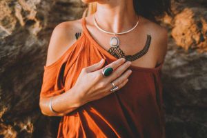 tatouage entre la poitrine signification